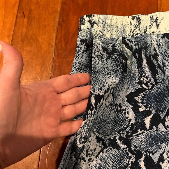 CHICOS Skirt Ladies Size 2 (L/12) Snake Print Blue Black Adj Sides Summer Fall - Picture 3 of 7